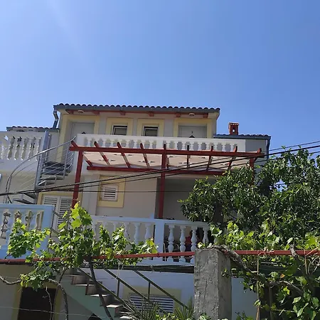 Apartment Uvodic *